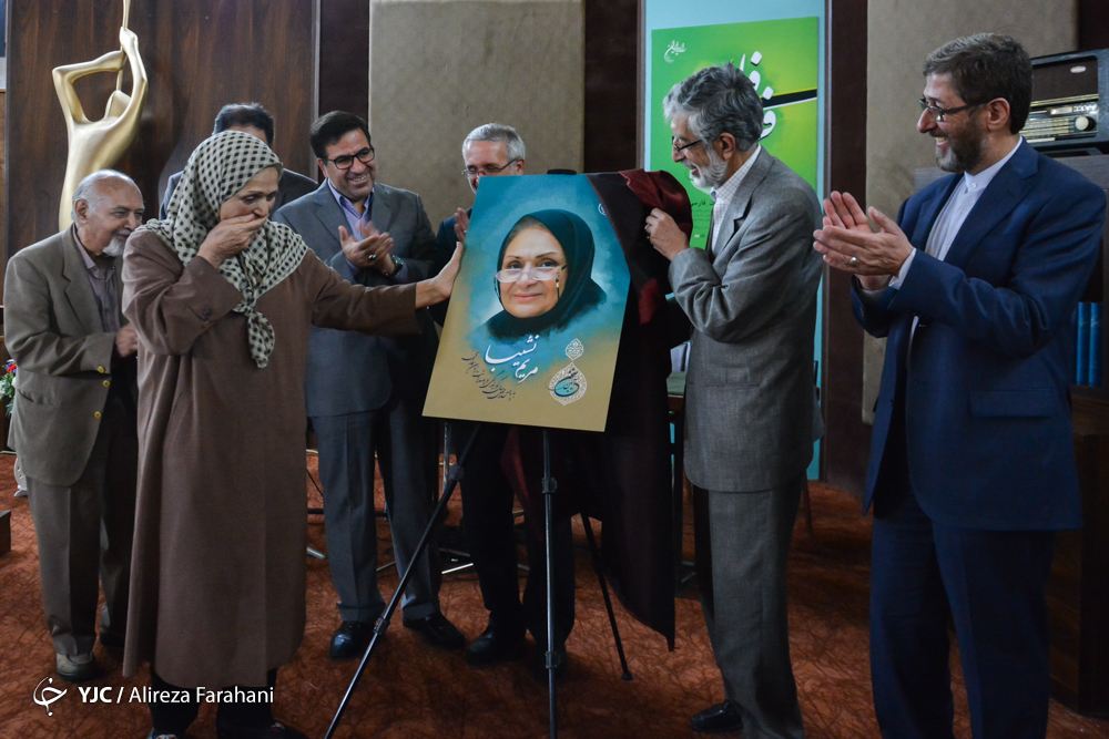 تجلیل از خادمان زبان فارسی در &laquo;آیین سخن&raquo;/ قدردانی از بانوی قصه&zwnj;گوی رادیو