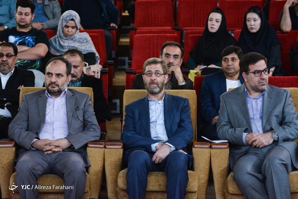 تجلیل از خادمان زبان فارسی در &laquo;آیین سخن&raquo;/ قدردانی از بانوی قصه&zwnj;گوی رادیو