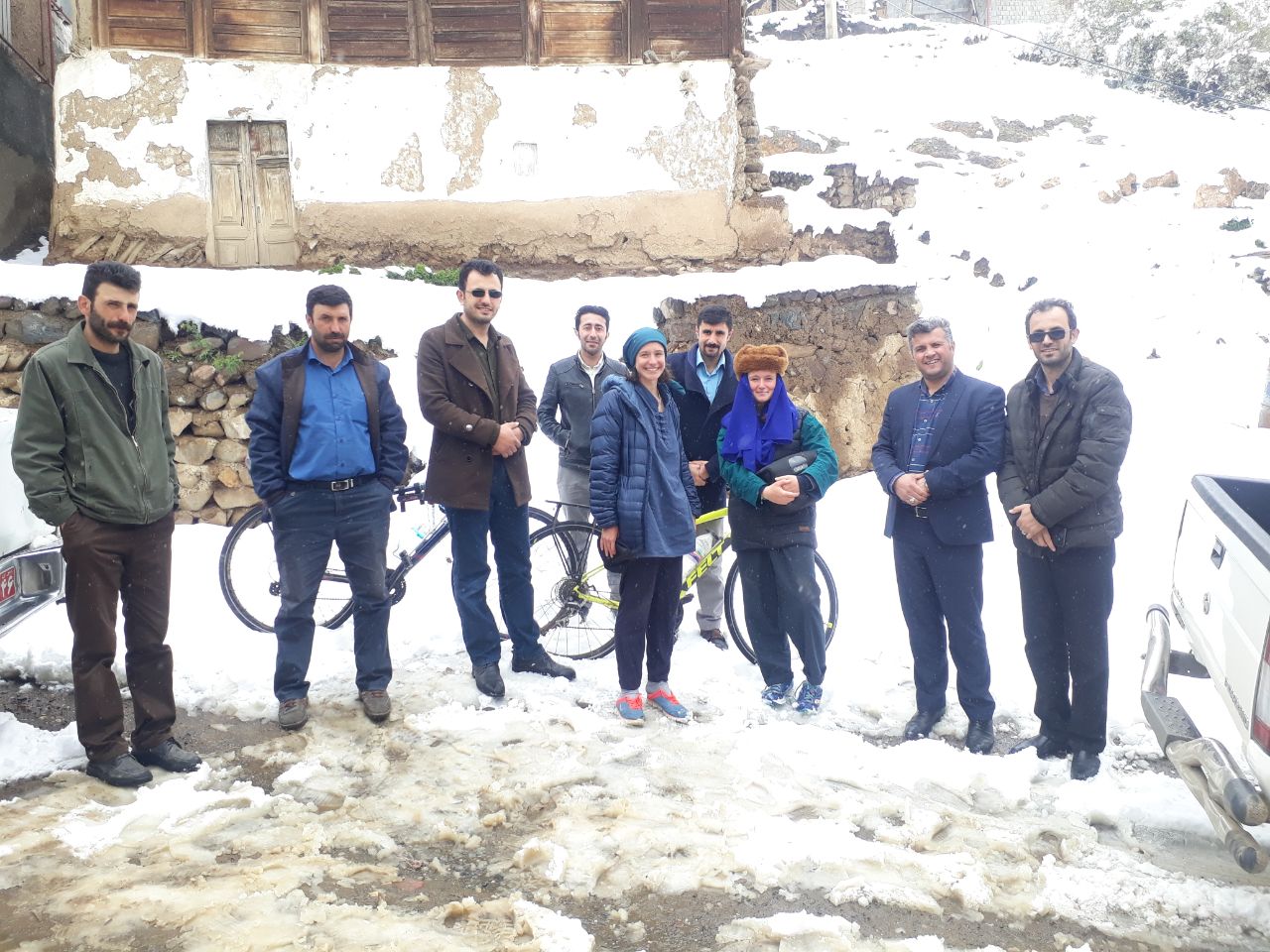 نجات ۲ گردشگر سوئیسی از برف و کولاک دیلمان