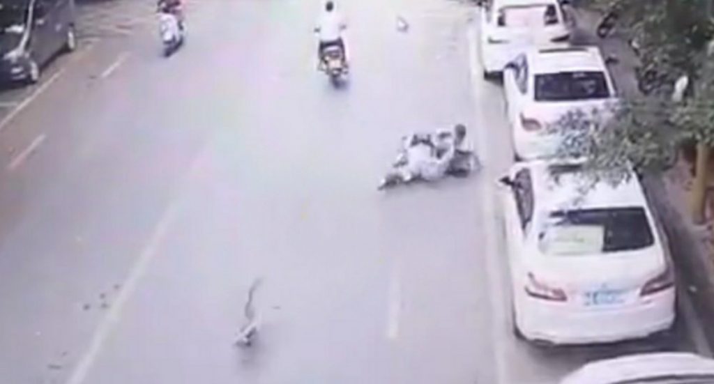 سقوط غاز روی  زن اسکوترسوار حادثه ساز شد! + فیلم///