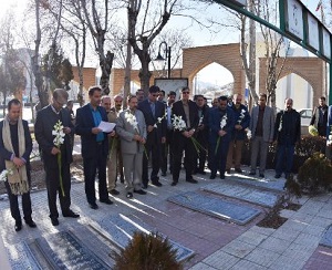 گلباران قبور شهدا توسط کارگران استان مرکزی