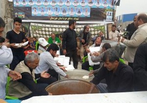 توزیع روزانه بیش از ۱۵ هزار پرس غذای گرم در مناطق سیل زده
