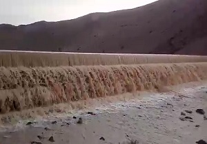 سرریز شدن آب‌بندان روستای قطروم در بافق + فیلم