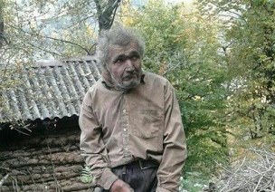 کلبه غار نشین فومنی در آتش سوخت
