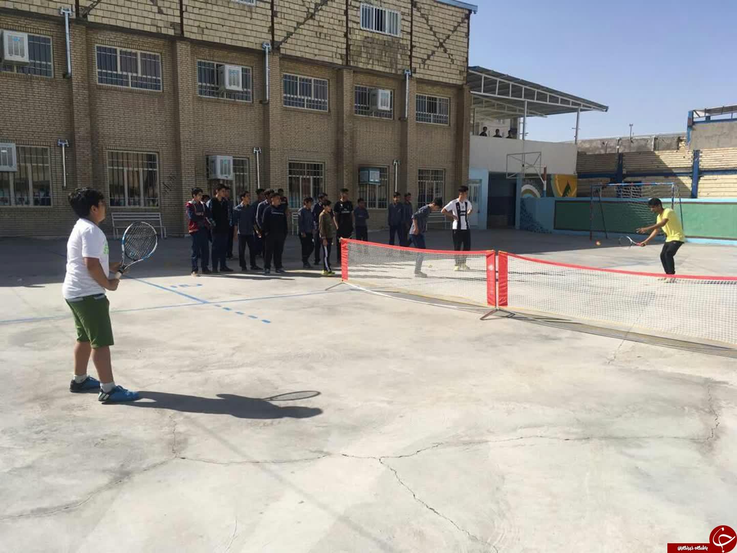 دانش آموزان سیرجانی با ورزش تنیس آشنا می شوند