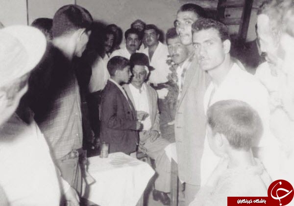 تصویری دیده نشده از شهید طیب حاج رضایی در حاشیه دادگاه سال ۱۳۴۲