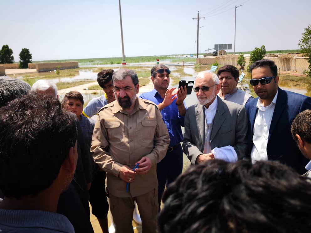 حضور محسن رضایی در روستای سیل زده شادگان