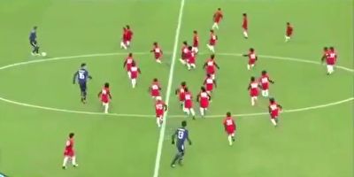 فوتبال بازی کردن سه فوتبالیست حرفه&zwnj;ای با ۱۰۰ کودک + فیلم