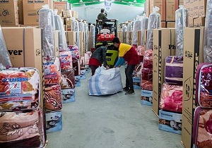 اهدای ۴۰ بسته لوازم خانگی توسط ۴۰ مسجد فعال همدان به سیل&zwnj;زدگان