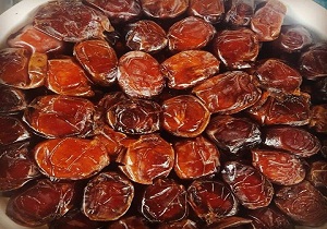 توزیع شکر و خرمای رمضانی در آرادان