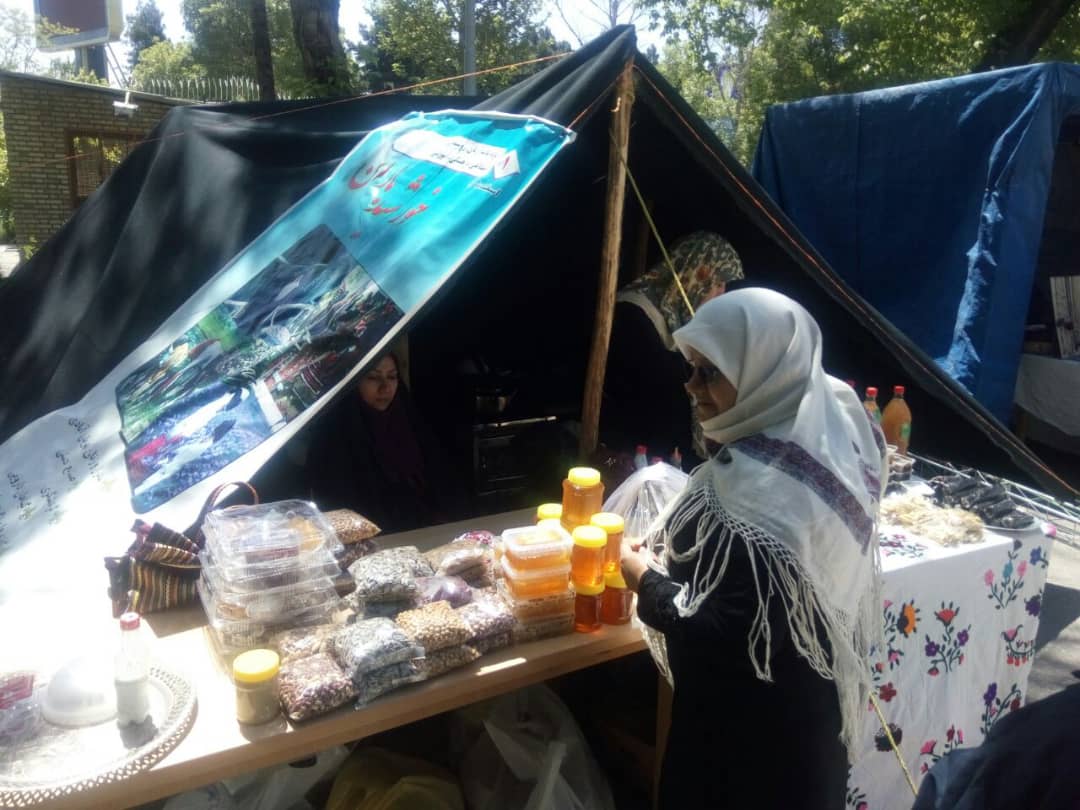افتتاح نمایشگاه صنایع دستی و مشاغل خانگی در دانشگاه بین المللی امام رضا (ع)