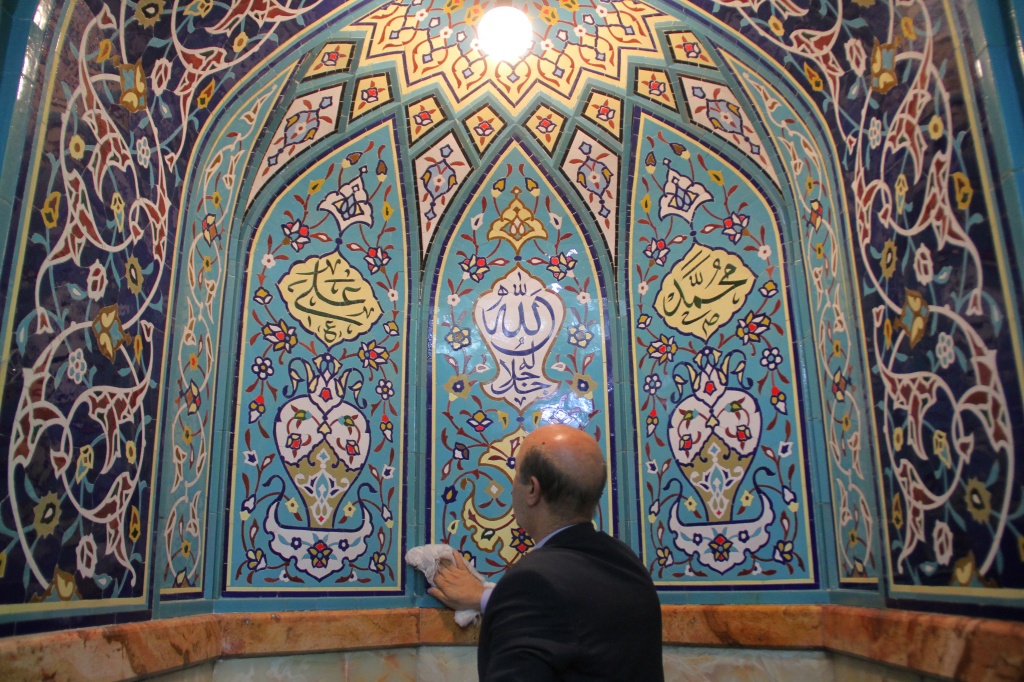 غبارروبی و عطر افشانی مساجد ایلام