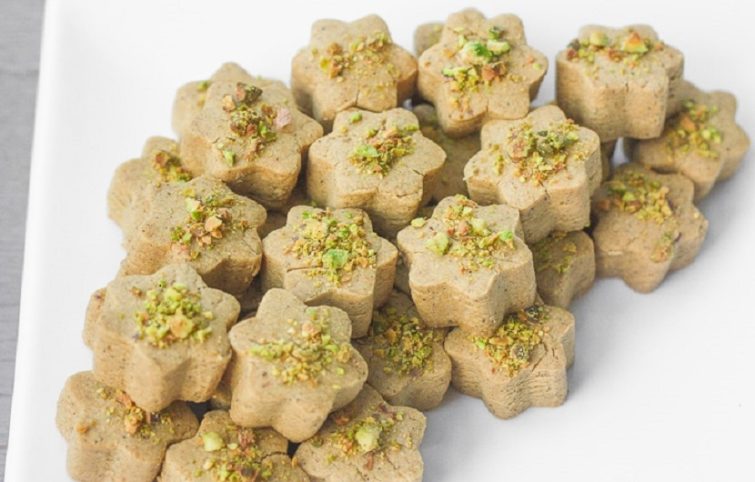 طرز تهیه شیرینی نخودچی با طعم هل