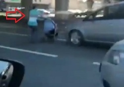 حادثه در سر پیچ به دلیل دریفت کشیدن ناگهانی تریلی + فیلم