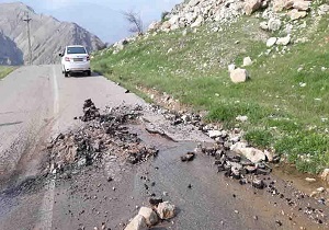 جوشش چشمه از دل آسفالت در جاده قدیم اندیکا - شهرکرد + فیلم
