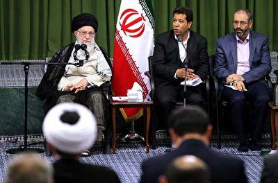 واکنش جالب رهبر انقلاب به القاب و تعریف و تمجید یکی از شاعران از ایشان + فیلم