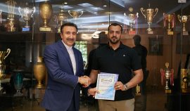 تقدیر داوری از مدرس فدراسیون جهانی والیبال