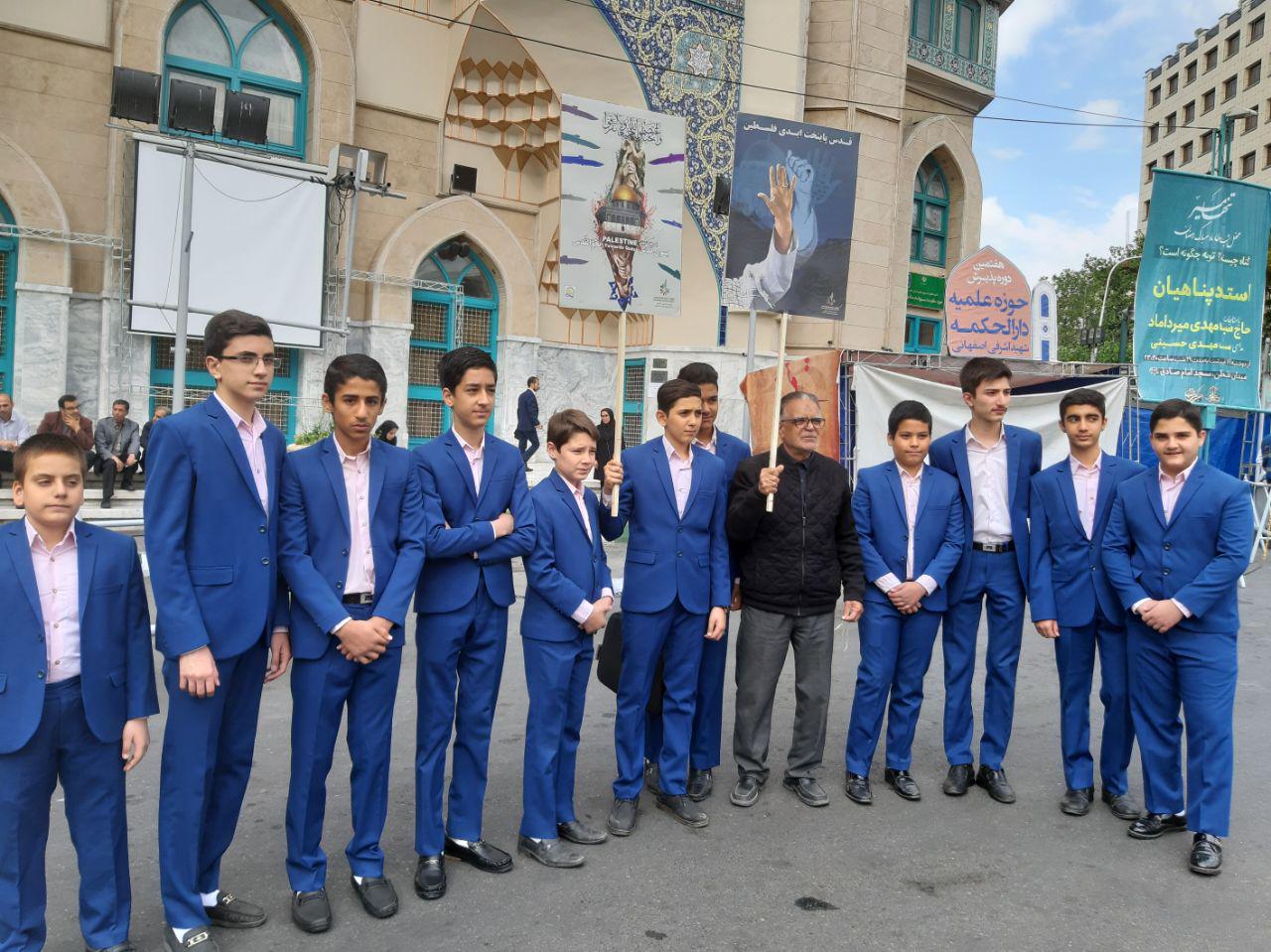 امروز همه آمدند؛ از مسئولان و اقلیت&zwnj;های مذهبی تا پیرزن ۱۰۰ ساله و نوجوانان رزمی&zwnj;کار/ پیام انگلیسی تهرانی&zwnj;ها به مردم جهان