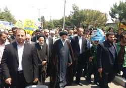 آیت الله رئیسی به صف راهپیمایان روز قدس بیرجند پیوست