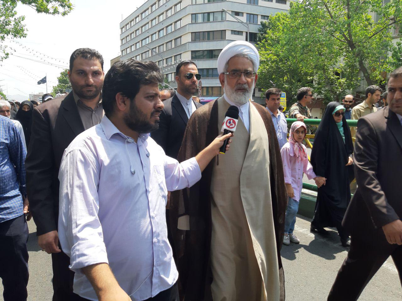 امروز همه آمدند؛ از مسئولان و اقلیت&zwnj;های مذهبی تا پیرزن ۱۰۰ ساله و نوجوانان رزمی&zwnj;کار/ پیام انگلیسی تهرانی&zwnj;ها به مردم جهان