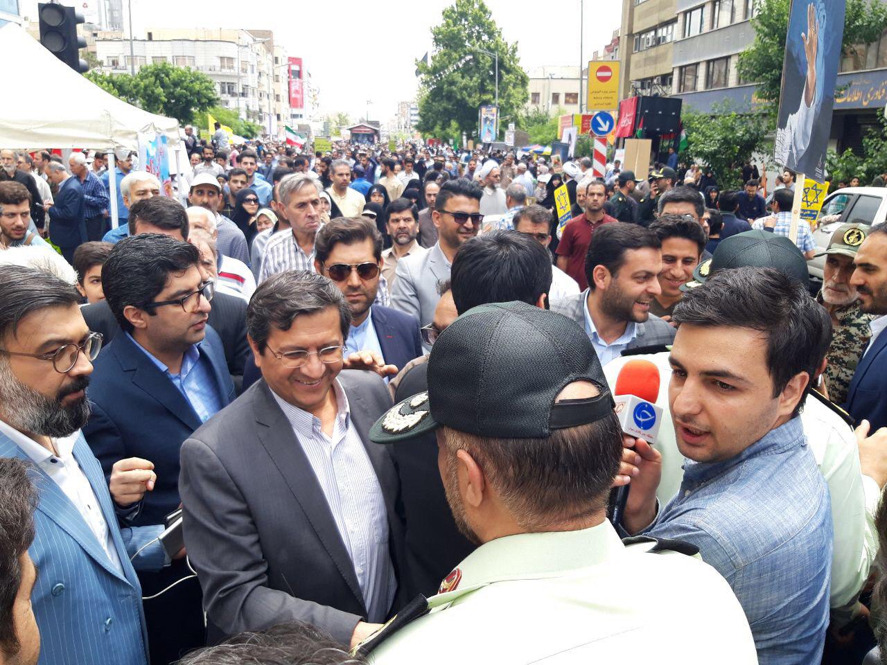 رئیس کل بانک مرکزی به جمع راهپیمایان روز قدس پیوست