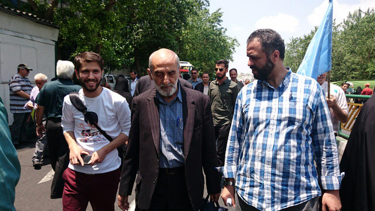 امروز همه آمدند؛ از مسئولان و اقلیت&zwnj;های مذهبی تا پیرزن ۱۰۰ ساله و نوجوانان رزمی&zwnj;کار/ پیام&zwnj;های انگلیسی و عبری تهرانی&zwnj;ها به مردم جهان