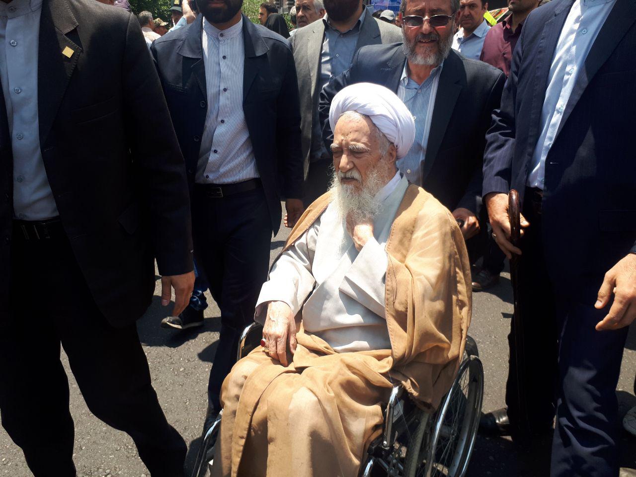 امروز همه آمدند؛ از مسئولان و اقلیت&zwnj;های مذهبی تا پیرزن ۱۰۰ ساله و نوجوانان رزمی&zwnj;کار/ پیام&zwnj;های انگلیسی و عبری تهرانی&zwnj;ها به مردم جهان