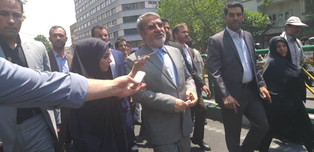 امروز همه آمدند؛ از مسئولان و اقلیت&zwnj;های مذهبی تا پیرزن ۱۰۰ ساله و نوجوانان رزمی&zwnj;کار/ پیام&zwnj;های انگلیسی و عبری تهرانی&zwnj;ها به مردم جهان