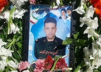 بی&zwnj;قراری دختر شهید ابراهیم آخوندزاده در مراسم تشییع پیکر پدرش +عکس