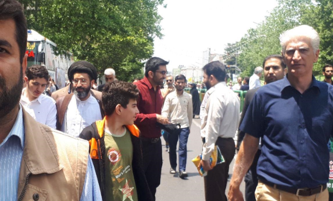 امروز همه آمدند؛ از مسئولان و اقلیت&zwnj;های مذهبی تا پیرزن ۱۰۰ ساله و نوجوانان رزمی&zwnj;کار/ پیام&zwnj;های انگلیسی و عبری تهرانی&zwnj;ها به مردم جهان
