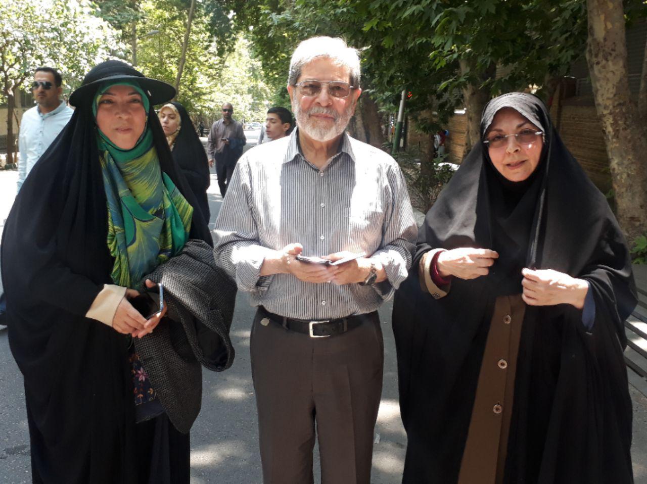 امروز همه آمدند؛ از مسئولان و اقلیت&zwnj;های مذهبی تا پیرزن ۱۰۰ ساله و نوجوانان رزمی&zwnj;کار/ پیام&zwnj;های انگلیسی و عبری تهرانی&zwnj;ها به مردم جهان