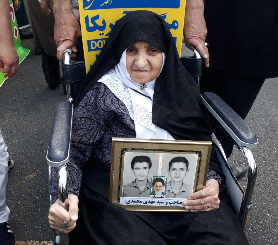 امروز همه آمدند؛ از مسئولان و اقلیت&zwnj;های مذهبی تا پیرزن ۱۰۰ ساله و نوجوانان رزمی&zwnj;کار/ پیام&zwnj;های انگلیسی و عبری تهرانی&zwnj;ها به مردم جهان