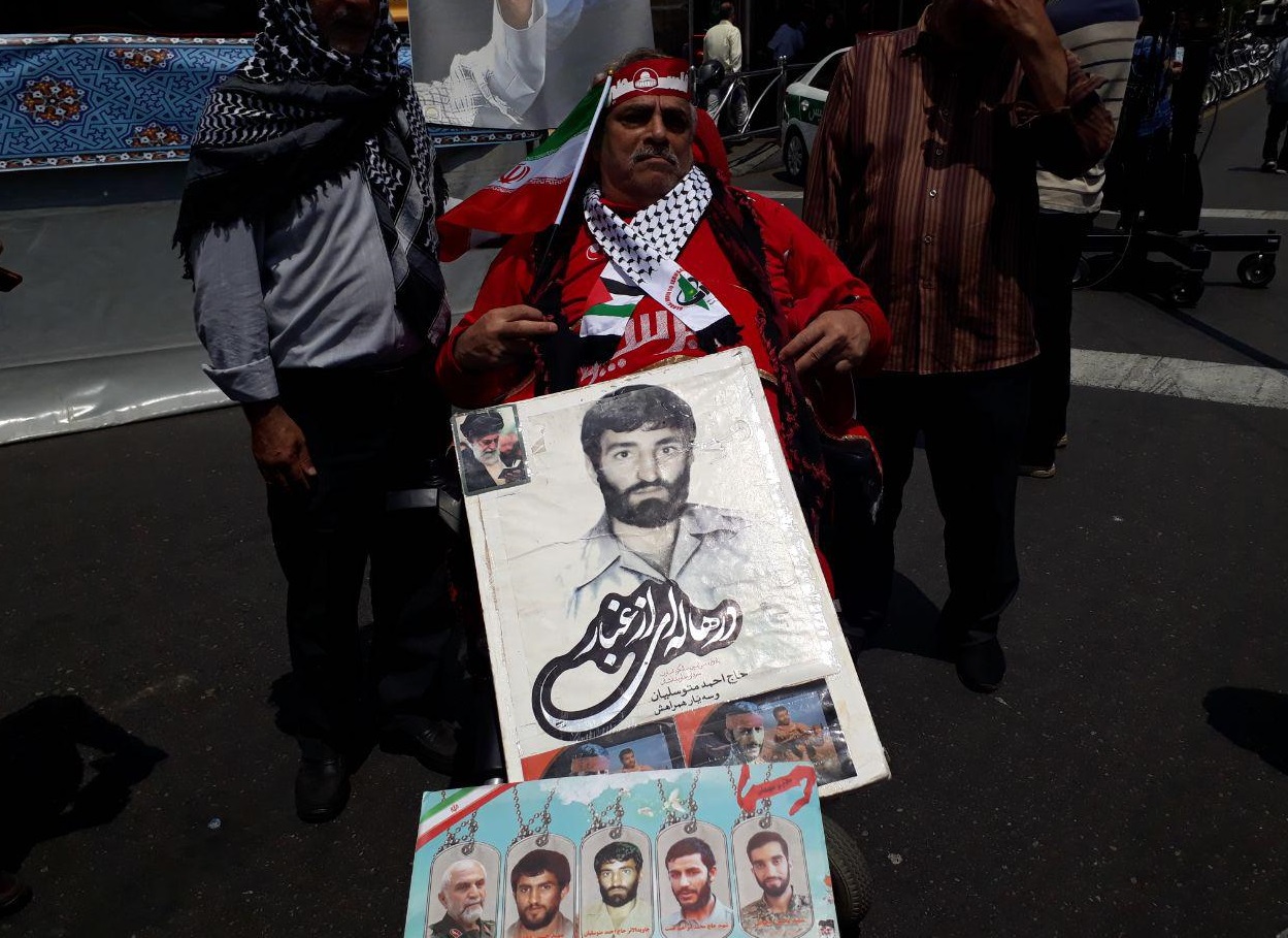 امروز همه آمدند؛ از مسئولان و اقلیت&zwnj;های مذهبی تا پیرزن ۱۰۰ ساله و نوجوانان رزمی&zwnj;کار/ پیام&zwnj;های انگلیسی و عبری تهرانی&zwnj;ها به مردم جهان