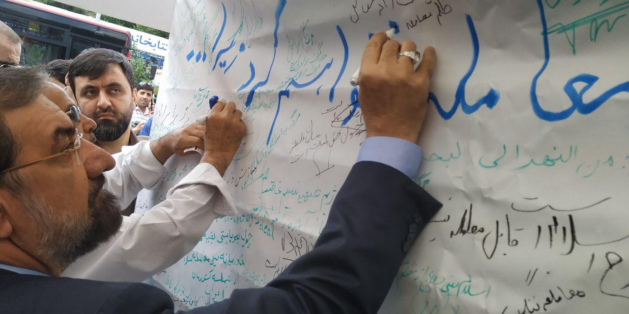 امروز همه آمدند؛ از مسئولان و اقلیت&zwnj;های مذهبی تا پیرزن ۱۰۰ ساله و نوجوانان رزمی&zwnj;کار/ پیام&zwnj;های انگلیسی و عبری تهرانی&zwnj;ها به مردم جهان