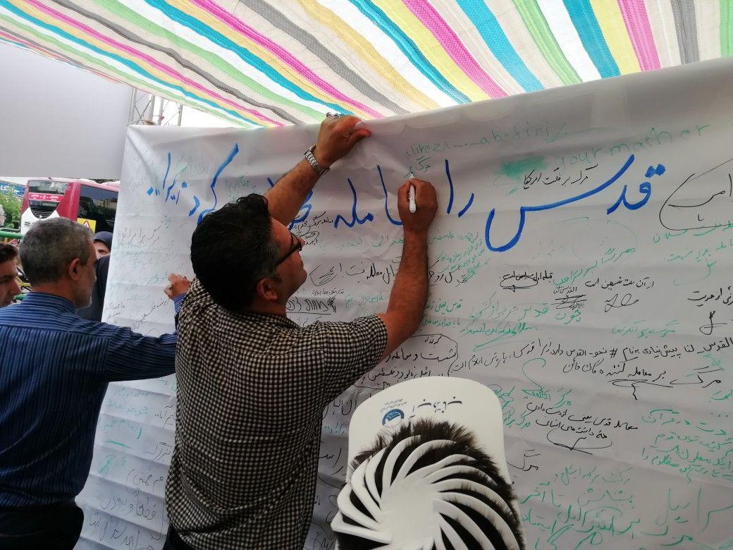 امروز همه آمدند؛ از مسئولان و اقلیت&zwnj;های مذهبی تا پیرزن ۱۰۰ ساله و نوجوانان رزمی&zwnj;کار/ پیام&zwnj;های انگلیسی و عبری تهرانی&zwnj;ها به مردم جهان