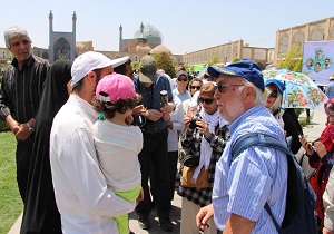 پخش تعدادی تصویر و فیلم با موضوع روز قدس وفلسطین برای گردشگران خارجی در اصفهان