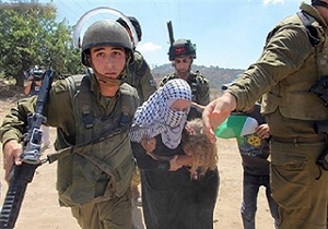 تصاویری دردناک از حمله نظامیان وحشی صهیونیست به زنان بی‌دفاع فلسطینی + فیلم