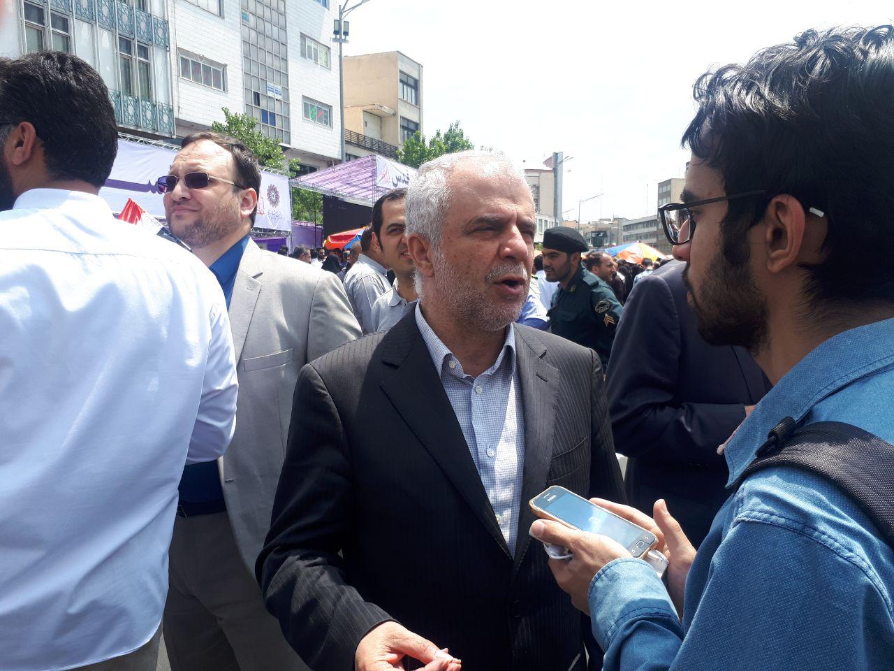 امروز همه آمدند؛ از مسئولان و اقلیت&zwnj;های مذهبی تا پیرزن ۱۰۰ ساله و نوجوانان رزمی&zwnj;کار/ پیام انگلیسی تهرانی&zwnj;ها به مردم جهان