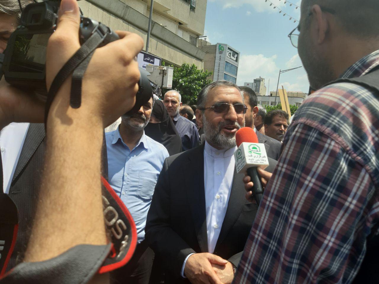امروز همه آمدند؛ از مسئولان و اقلیت&zwnj;های مذهبی تا پیرزن ۱۰۰ ساله و نوجوانان رزمی&zwnj;کار/ پیام انگلیسی تهرانی&zwnj;ها به مردم جهان