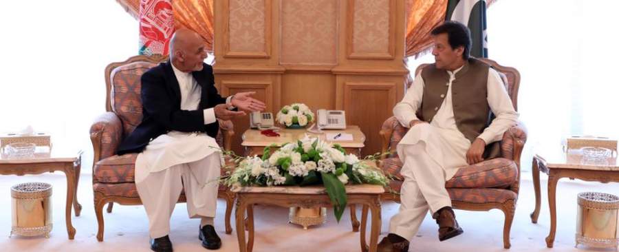 وعده عمران خان به اشرف غنی برای حل مشکل پروازهای افغانستان از حریم فضایی پاکستان