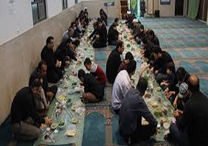 مردم روزه دار آبادان برای چهارمین سال متوالی میهمان سفره افطاری مقام معظم رهبری