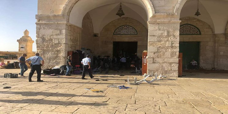 تعرض نظامیان صهیونیست به نمازگزاران فلسطینی در مسجدالاقصی