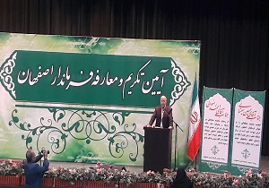 بازنشسته در راس، جوانان در کنار