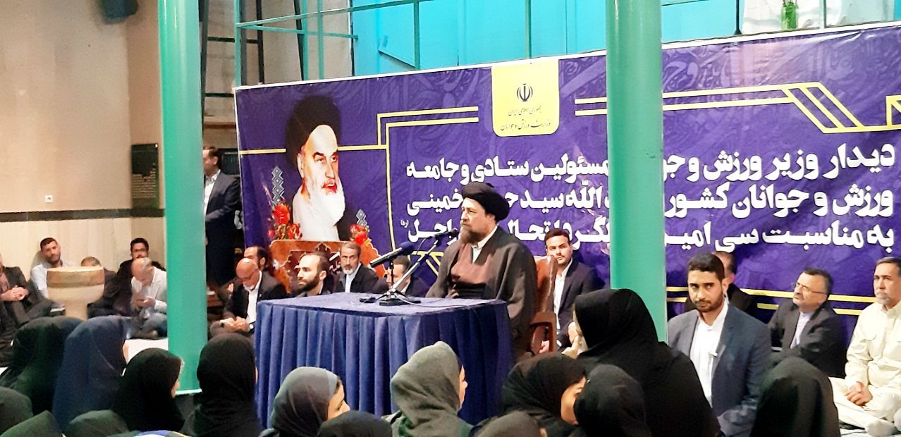 دیدار جامعه ورزش و&zwnj;جوانان با یادگار امام راحل (ره) + تصاویر