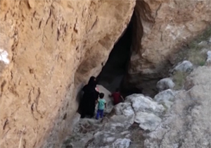 از سفر روحانی مبلغ دین به روستایی دور افتاده تا آسان شدن روزه داری به کمک یک غار باستانی + فیلم