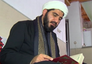 از سفر روحانی مبلغ دین به روستایی دور افتاده تا آسان شدن روزه داری به کمک یک غار باستانی + فیلم
