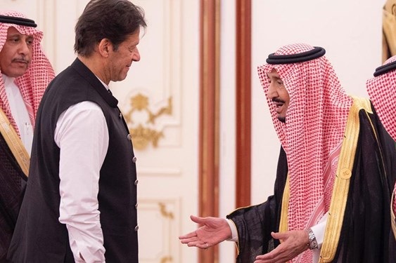 رفتار غیر معمول نخست&zwnj;وزیر پاکستان با پادشاه سعودی