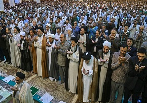 اقامه نماز عید فطر به امامت آیت الله سعیدی در حرم حضرت معصومه (س)