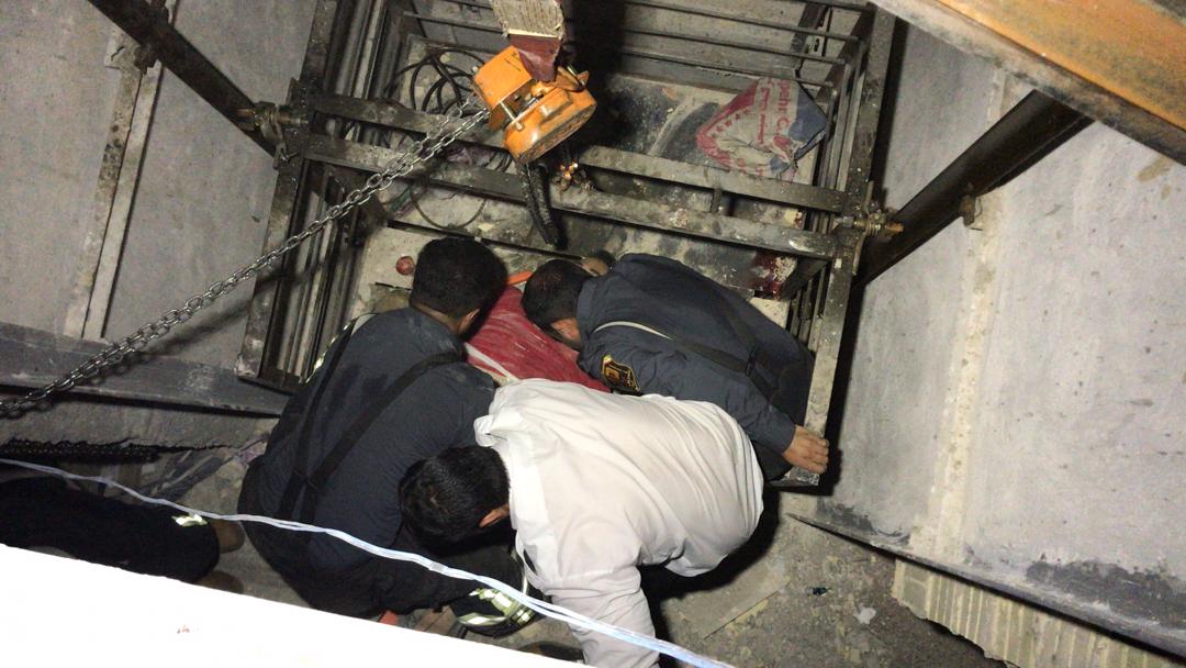 مجروحیت شدید دو کارگر بر اثر سقوط آسانسور/مدیر عامل سازمان آتش نشانی شیراز: علت حادثه را پاره شدن سیم بکسل اعلام کرد + تصاویر