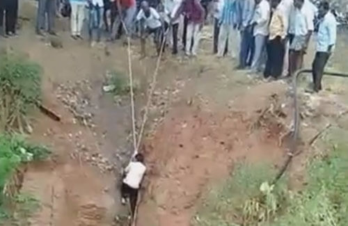 نجات دوچرخه سوار از گودال بعد از دو روز+فیلم